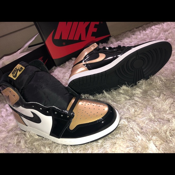 ✨SOLD ✨ Air Jordan retro 1 og gold toe - Picture 4 of 7